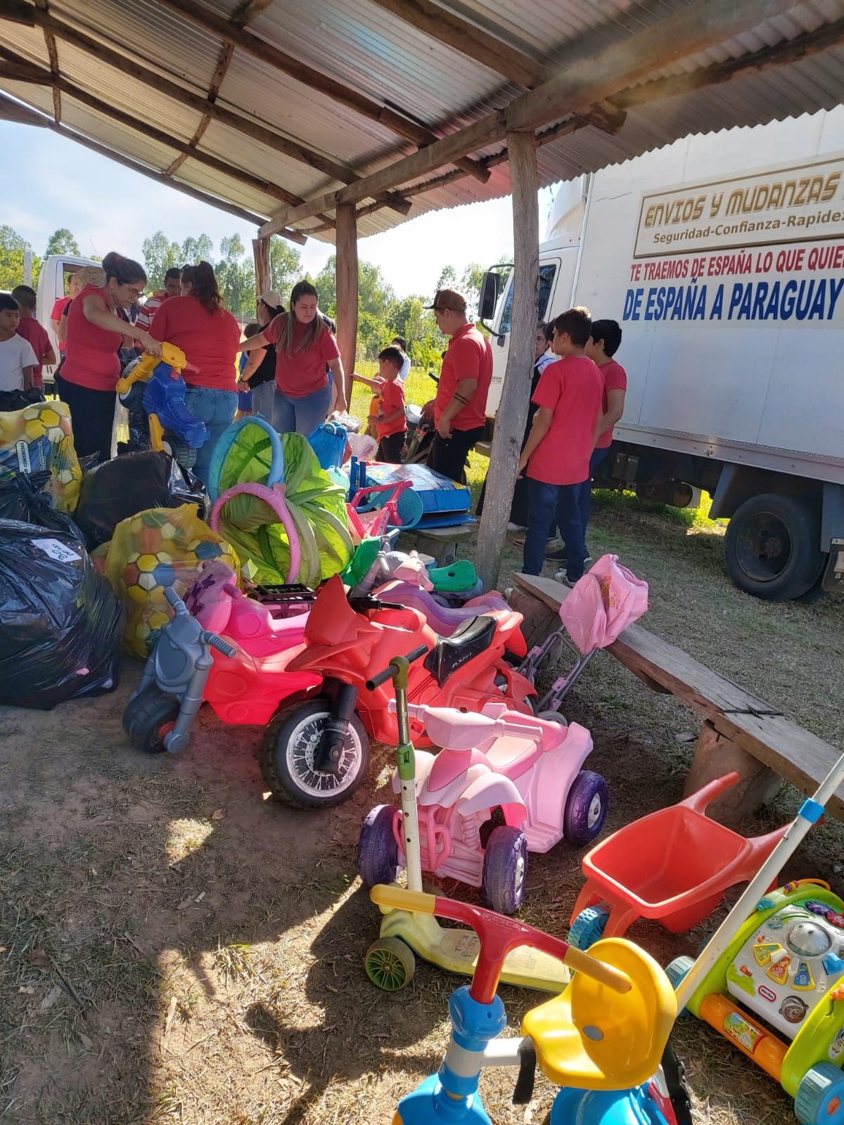 La magia de los Reyes llegó a 400 niños de Tekoporã en Arroyos y Esteros
