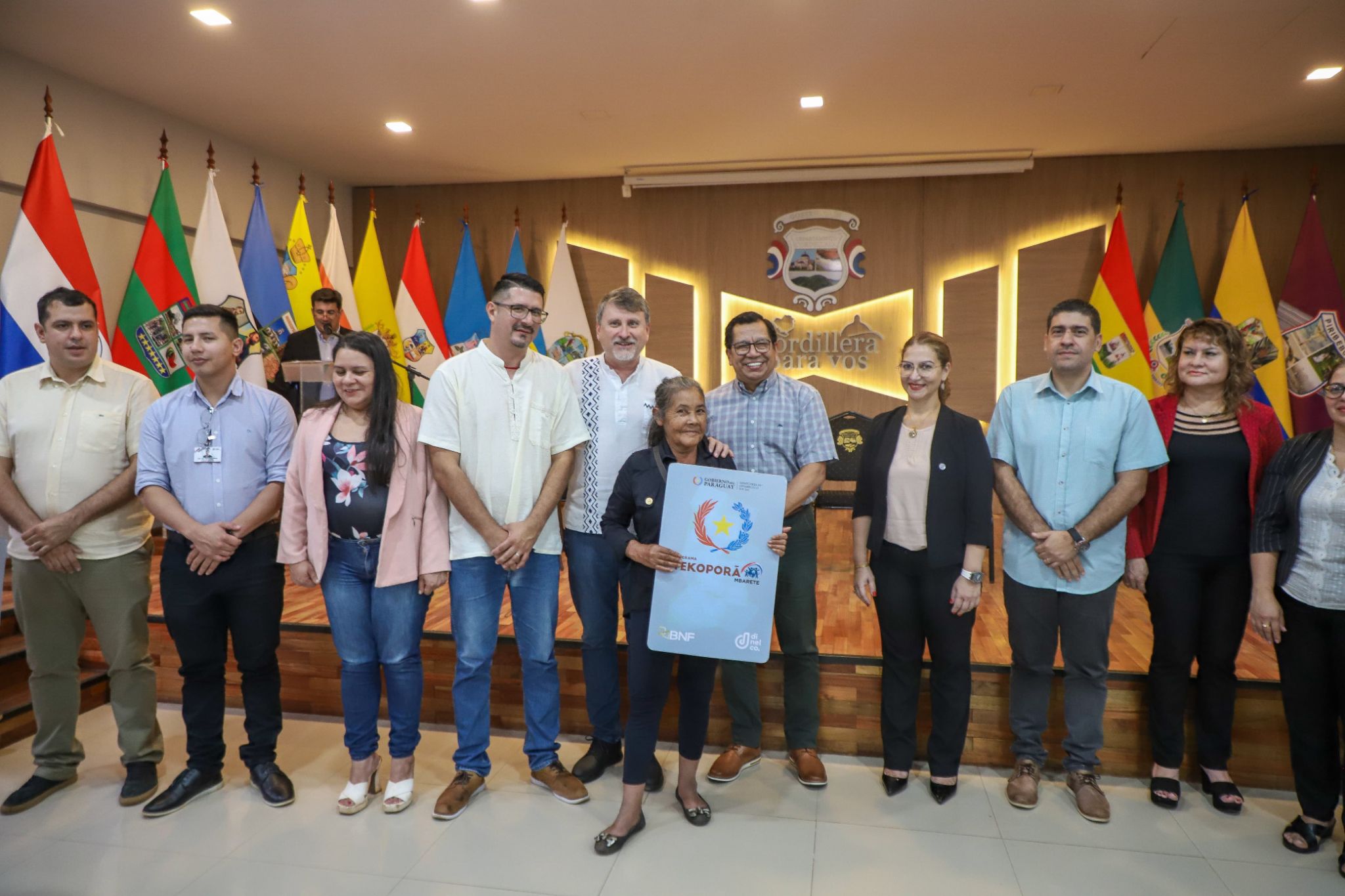 Ministro Rojas entregó tarjetas de Tekoporã Mbarete a participantes de Cordillera