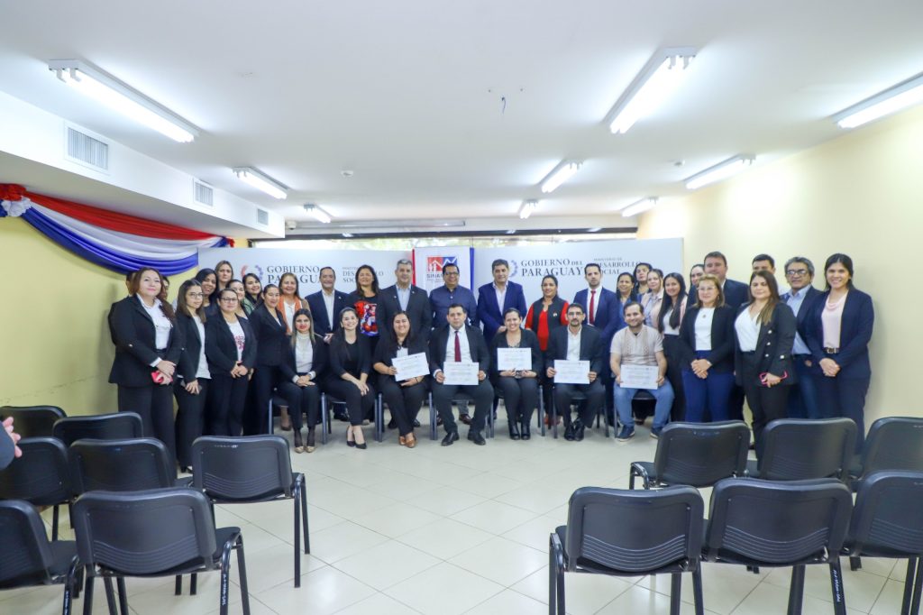 Entregaron certificados a 48 funcionarios que concluyeron curso de capacitación