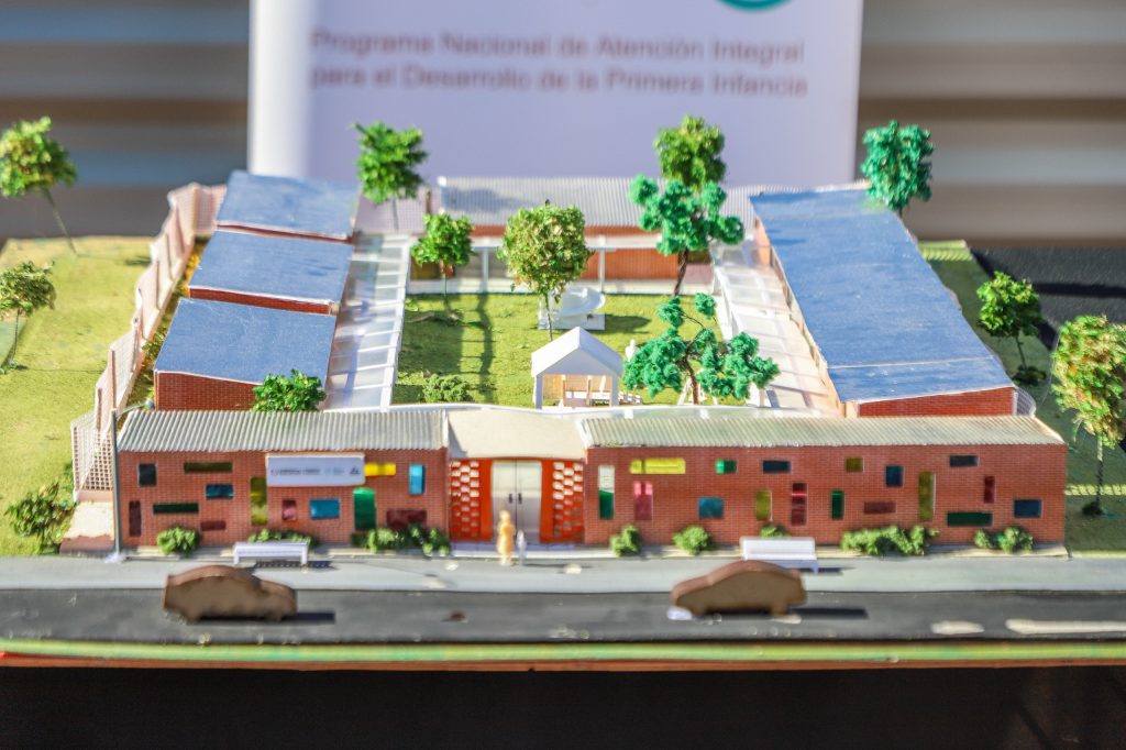 Ministro Rojas celebra la construcción de centro de atención a la niñez “Semillas del Futuro”