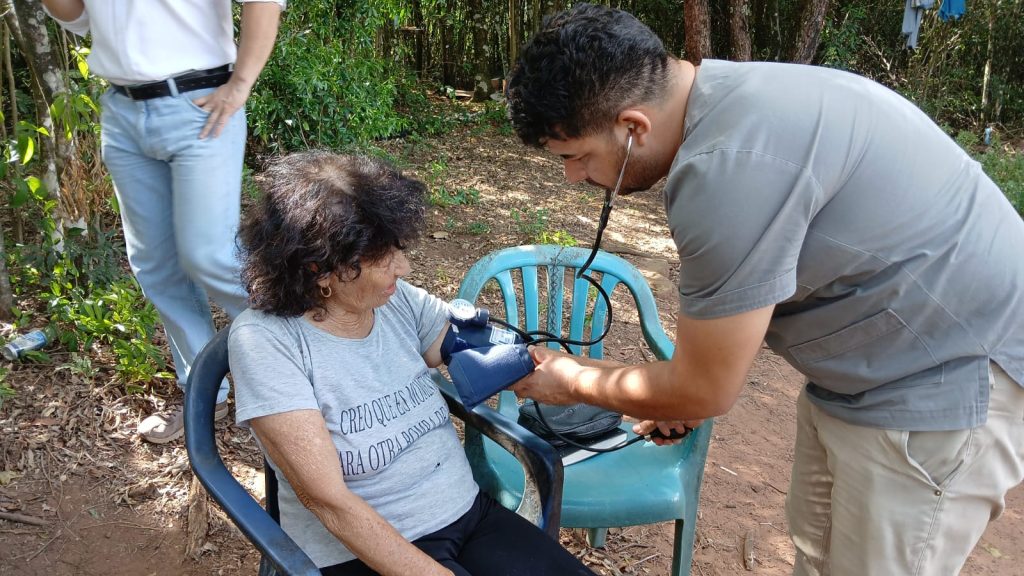 MDS e instituciones del Estado se movilizan y auxilian a familia de Ybycu’i que vive en condiciones de extrema vulnerabilidad