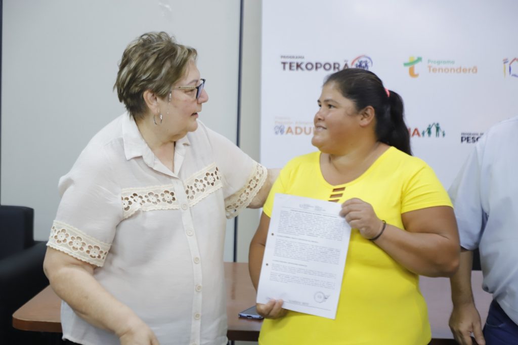 Tekoha regularizó contratos con familias de Territorios Sociales de Alto Paraná y Caaguazú