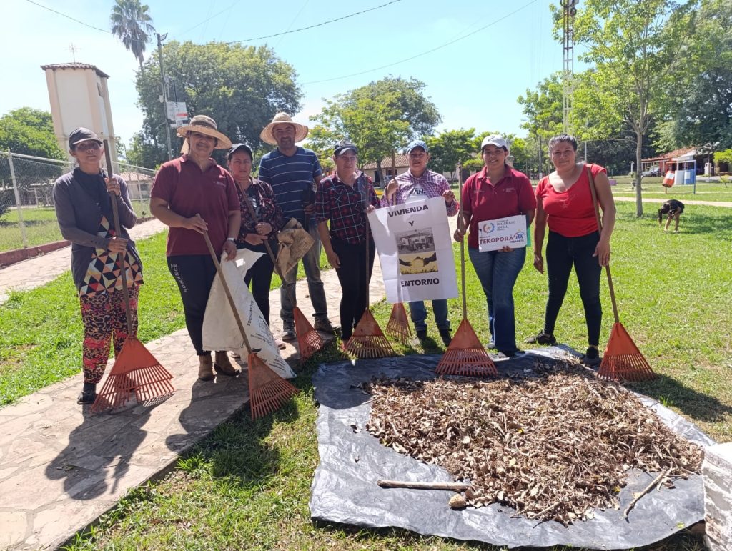 Participantes de Tekoporã de Juan de Mena realizan trabajo comunitario como parte del acompañamiento socio familiar